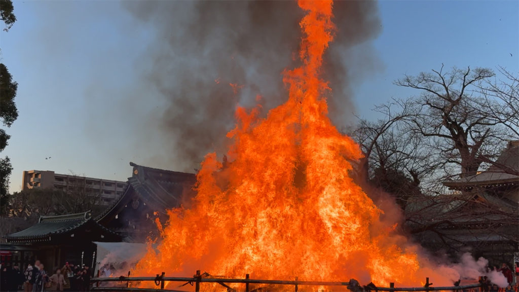 中央の竹も炎に包まれ最高潮に